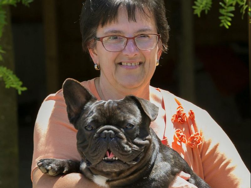 Gabrielle Prem mit einer Bulldogge auf dem Arm