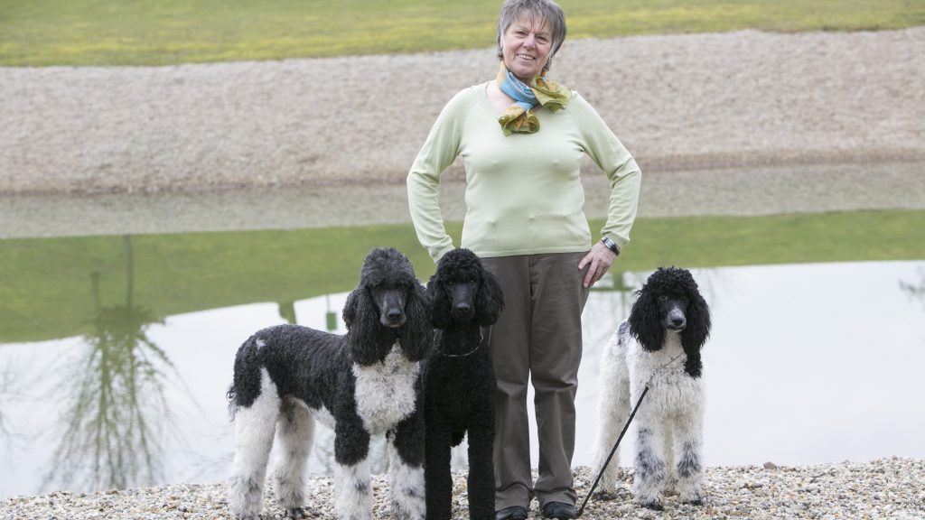 Maria mit 3 Pudel am Teich